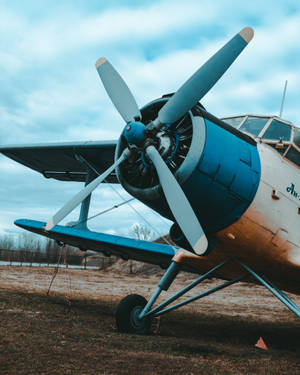 A Classic Reflection Of A Vintage Airplane Propeller. Wallpaper