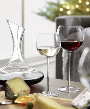 A Glass Of Delicious White Wine Wallpaper