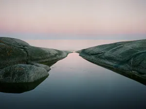 A Mesmerizing Display Of Ipad Pro On A Wooden Table With Its Pencil. Wallpaper