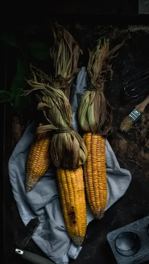 A Vibrant Close-up Photograph Of Yellow Corn On The Cob Wallpaper