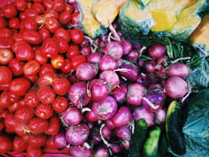 A Vivd Display Of Freshly Harvested Purple Onions, Perfect For Home Cooking! Wallpaper