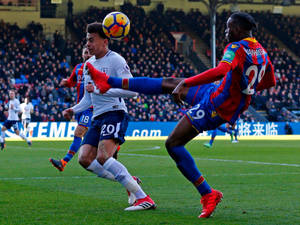 Aaron Wan-bissaka Stretch Kick Wallpaper