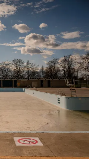 Abandoned Empty Swimming Pool Wallpaper