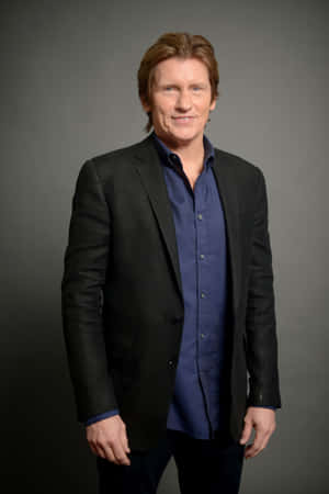 Acclaimed Comedian Denis Leary Illuminated By Spotlight Wallpaper