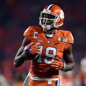 Action-packed Shot Of A Determined Wide Receiver Wallpaper