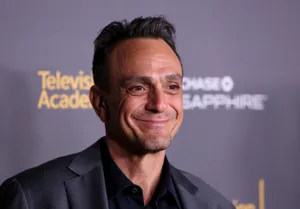Actor Hank Azaria At The Golden Globe Awards Wallpaper