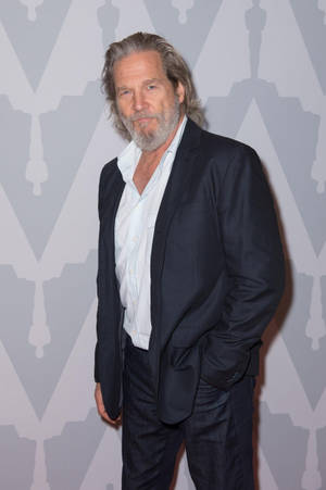 Actor Jeff Bridges In Black And White Suit Wallpaper