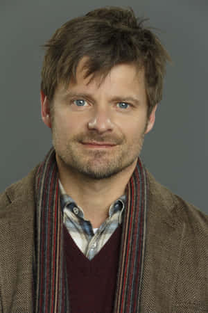 Actor Steve Zahn Smiling For The Camera. Wallpaper