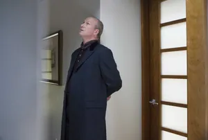 Actor William Hurt Posing For A Photoshoot Wallpaper