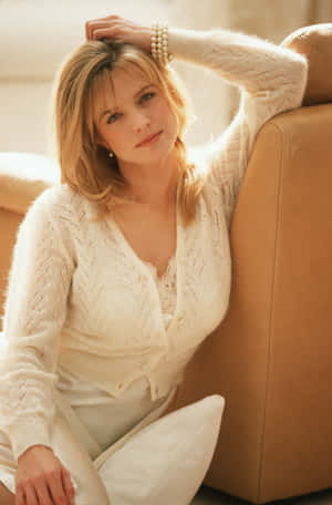 Actress Courtney Thorne-smith Stunning In A Fashionable Ensemble. Wallpaper