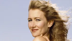 Actress Laura Dern Side View Wallpaper