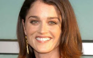 Actress Robin Tunney Smiling During A Photoshoot Wallpaper