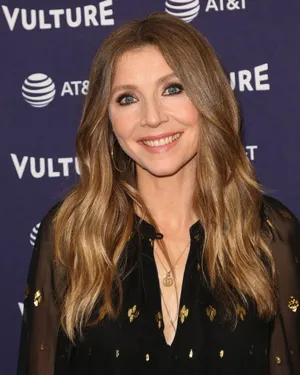 Actress Sarah Chalke Posing For A Photoshoot Wallpaper
