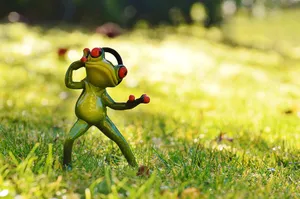 Adorably Funky Music-loving Frog Figurine Wallpaper