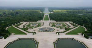 Aerial View Of The Majestic Palace Of Versailles Wallpaper