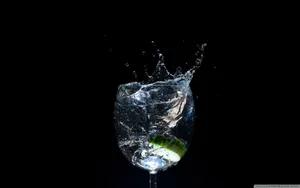 Aesthetic Cucumber Slice Drink Splash Wallpaper