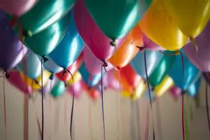Aesthetic Happy Birthday Party Balloons Wallpaper