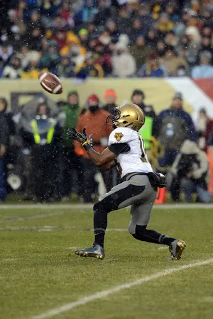 Agile Wide Receiver In Action Wallpaper