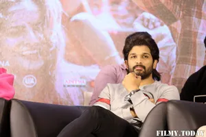 Ala Vaikunthapurramuloo Bantu On Couch Wallpaper