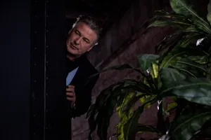 Alec Baldwin Cute Sneaking Character Wallpaper