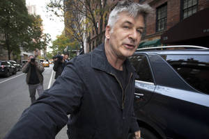 Alec Baldwin Paparazzi Shot Wallpaper