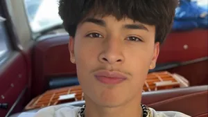 Alex Chino Casual Selfie Wallpaper