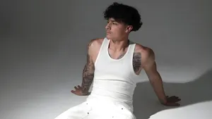 Alex Chino Casual Style Wallpaper