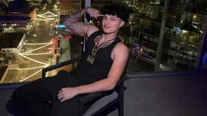 Alex Chino Urban Night Style Wallpaper