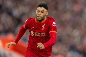 Alex Oxlade-chamberlain Running On The Field Wallpaper