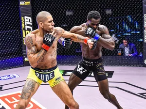 Alex Pereira Punches His Foe Wallpaper