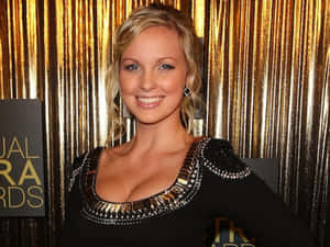 Alicia Banit Golden Backdrop Event Wallpaper