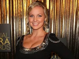 Alicia Banit Golden Backdrop Event Wallpaper