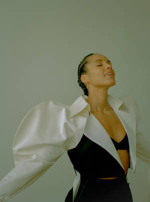 Alicia Keys Black And White Outfit Wallpaper