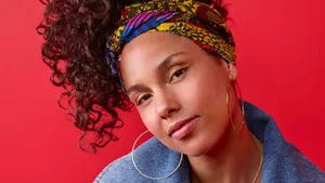 Alicia Keys Wearing Hairband Wallpaper