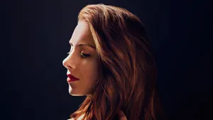 Alison Brie Gorgeous Side Profile Wallpaper