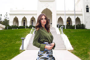 Alison Brie Outside Huge White House Wallpaper