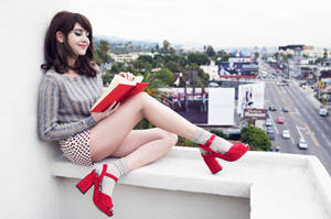 Alison Brie Reading Book Wallpaper