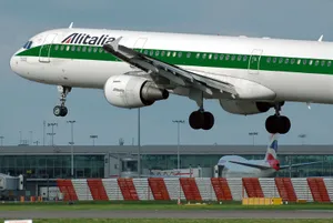 Alitalia With Green Wallpaper