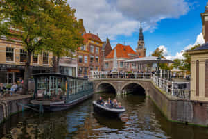 Alkmaar Canal Boatand Architecture Wallpaper