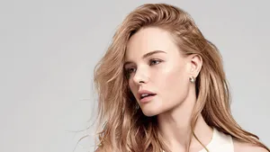 Alluring Kate Bosworth In A Glamorous Pose Wallpaper