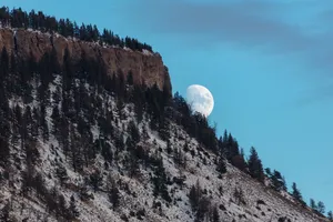 Alluring Moonset Over Serene Mountains Wallpaper