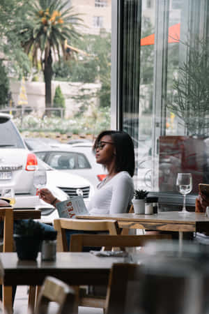 Alone Mujer Soltera In The Restaurant Wallpaper