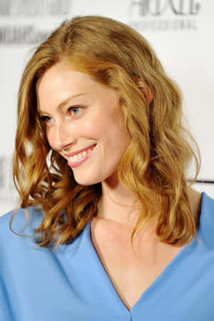 Alyssa Sutherland Smiling Portrait Wallpaper
