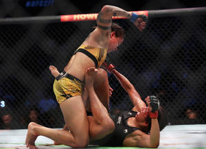 Amanda Nunes Hitting Julianna Peña Wallpaper