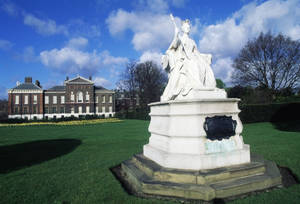 Amazing Statue In Kensington Palace Wallpaper