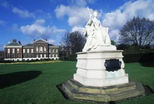 Amazing Statue In Kensington Palace Wallpaper