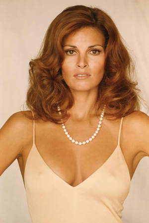 American Actress Raquel Welch Terry O'neill 1967 Portrait Wallpaper