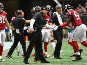 American Foyesade Oluokun In Atlanta Falcons Wallpaper