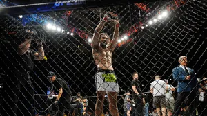 American Mma Ben Henderson In The Ring Wallpaper