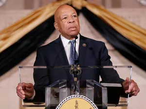 American Politician Elijah Cummings Delivering A Speech Wallpaper
